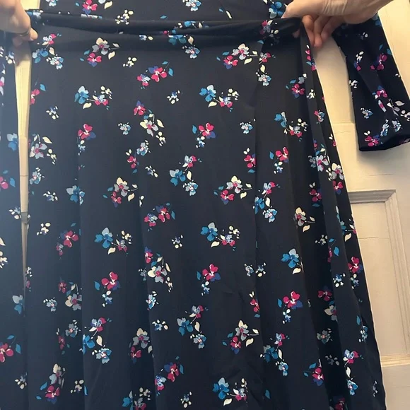 NWT VERSATILE Floral Wrap Dress w/V Neck and a Comfortable Knit Fit - Picture 10 of 12